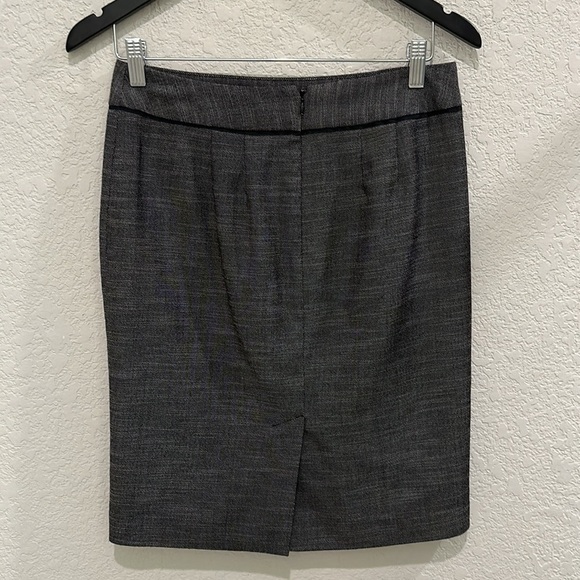 Ann Taylor Mini Skirt In Size 2 - Picture 4 of 9